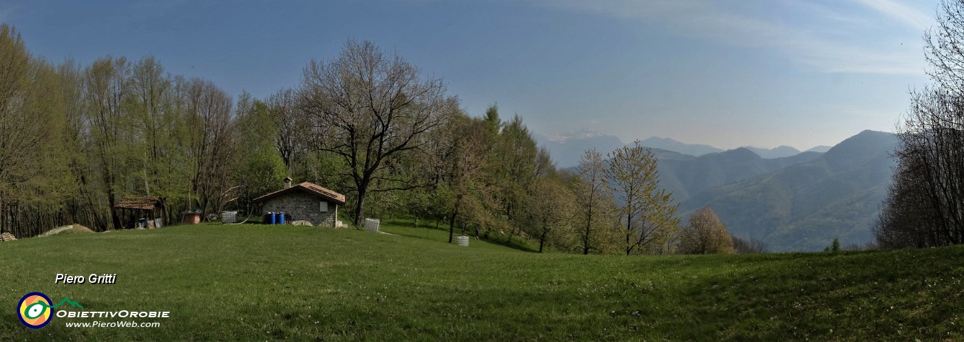 46 Vista panoramica verso la baita  e il roccolo (dietro) di Colle Pradali (850 m).jpg